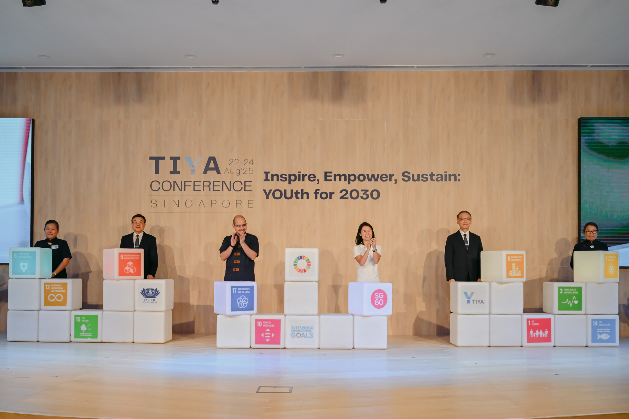 大会主宾吴函燕高级政务次长与嘉宾们联袂为2025年慈济国际青年永续年会工作坊进行开幕仪式。图为(左起)为慈济马六甲分会执行长罗绣甄、慈济基金会(新加坡)执行长刘瑞士、教育部兼国家发展部高级政务次长赛义德哈伦(Dr Syed Harun Alhabsyi)、吴函燕高级政务次长、慈济慈善基金会执行长颜博文、慈济慈善基金会执行长办公室国际长曾慈慧。摄/ 张梦源