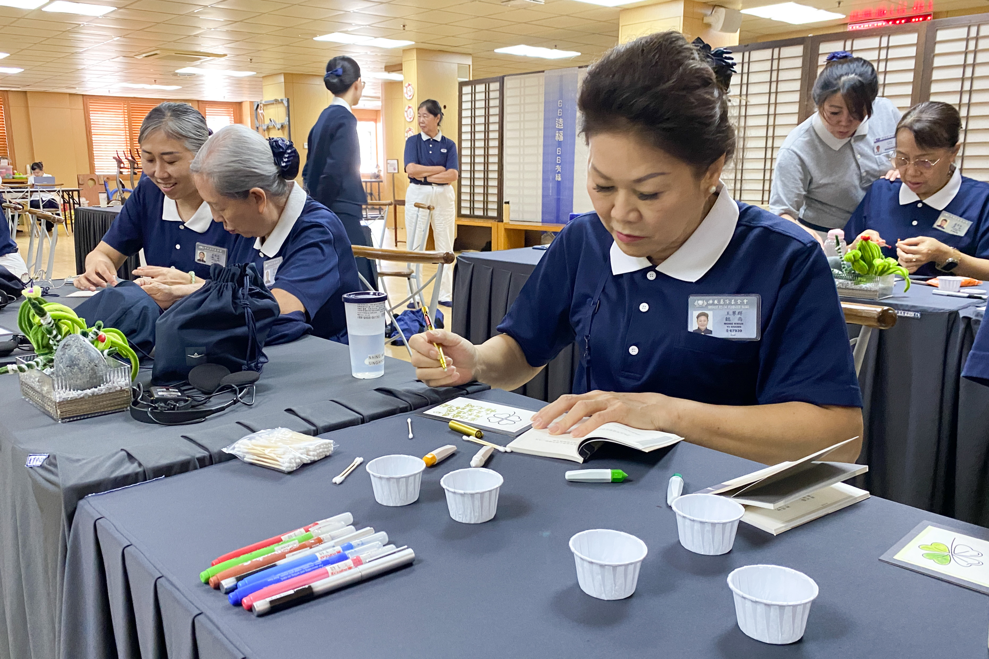 静思语卡片制作，团员从中了解如何透过动手，动脑与社交活动，协助长者保持活跃，预防失智与失能。摄/ 李明慧