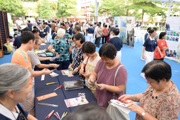 活动开始前,场内的手工区挤满了民众,他们对志工的巧思利用回收物将废弃的东西重新做成有用的东西感到很好奇,大家都尝试动手制作,做得不亦乐乎。(摄 / 蔡佑良)