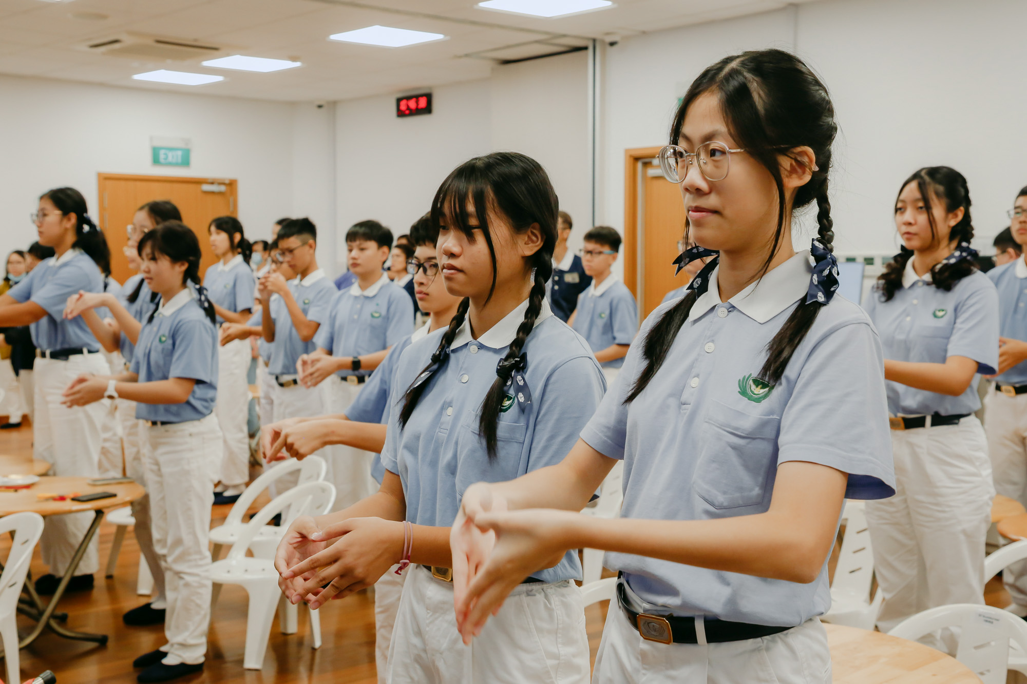 慈少们一起学习手语,这是浴足后要送给父母的小小惊喜。摄/冯桂琼