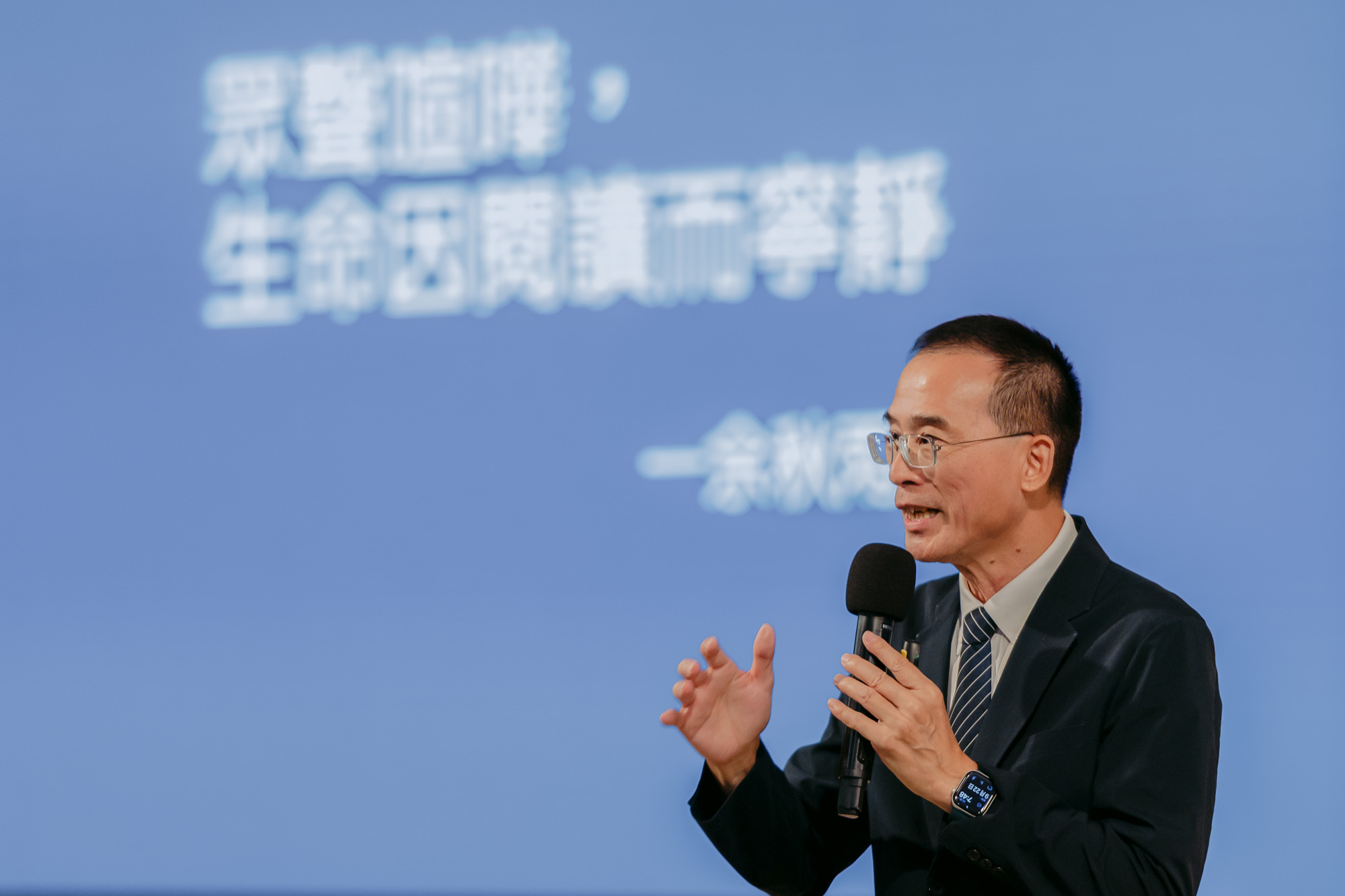 台湾慈济人文志业品牌长林天来在开场中介绍,书籍出版“一刷”就是一千本,《存乎一心》从今年六月初出版至今天,已进行二十七刷。摄/ 黄建兴