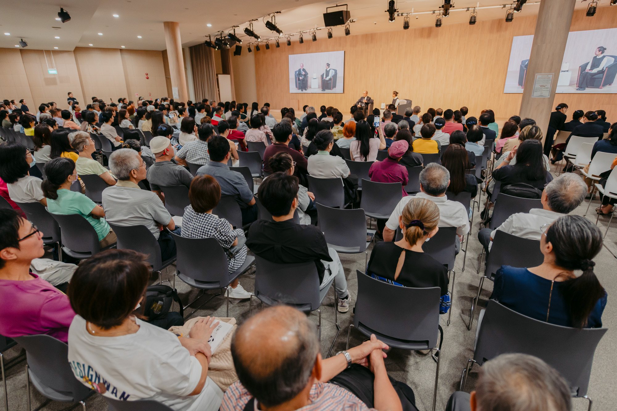 新书发表会下半段,由台湾慈济人文志业发言人陈竹琪,化身座谈主持人,以一问一答的方式,让观众听到刘济雨加入慈济数十年的心路历程和累积的生活智慧。摄/ 黄建兴